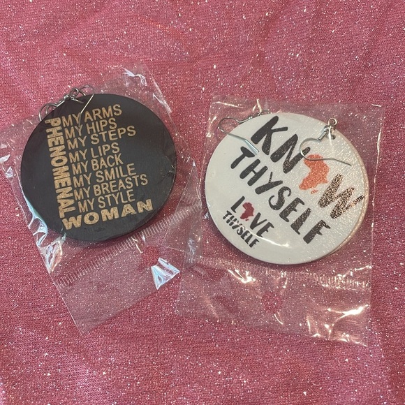 Empowering and beautifully crafted earrings - Picture 4 of 4